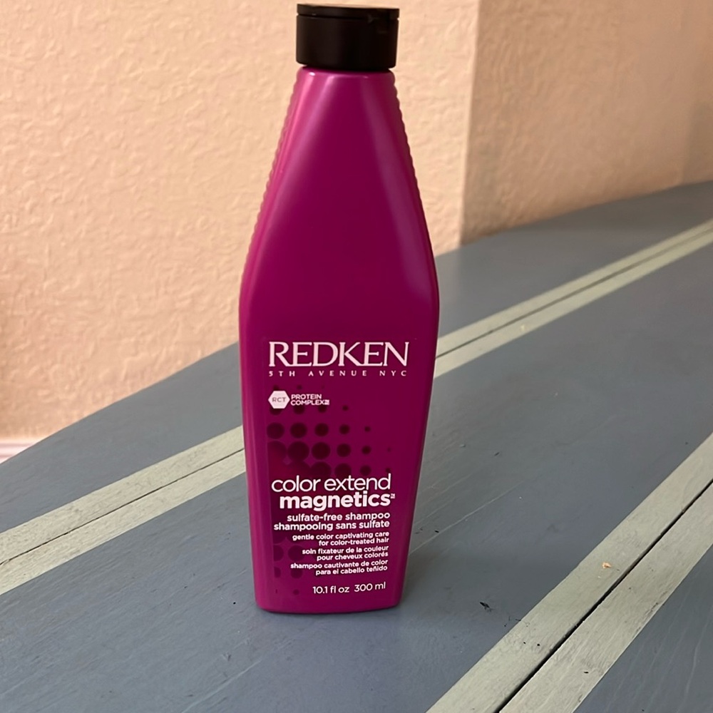 10.1 fluid ounce Redken color, magnetic sulfate free shampoo